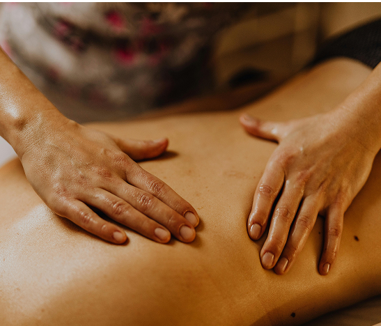 Personne recevant un massage relaxant sur le dos.